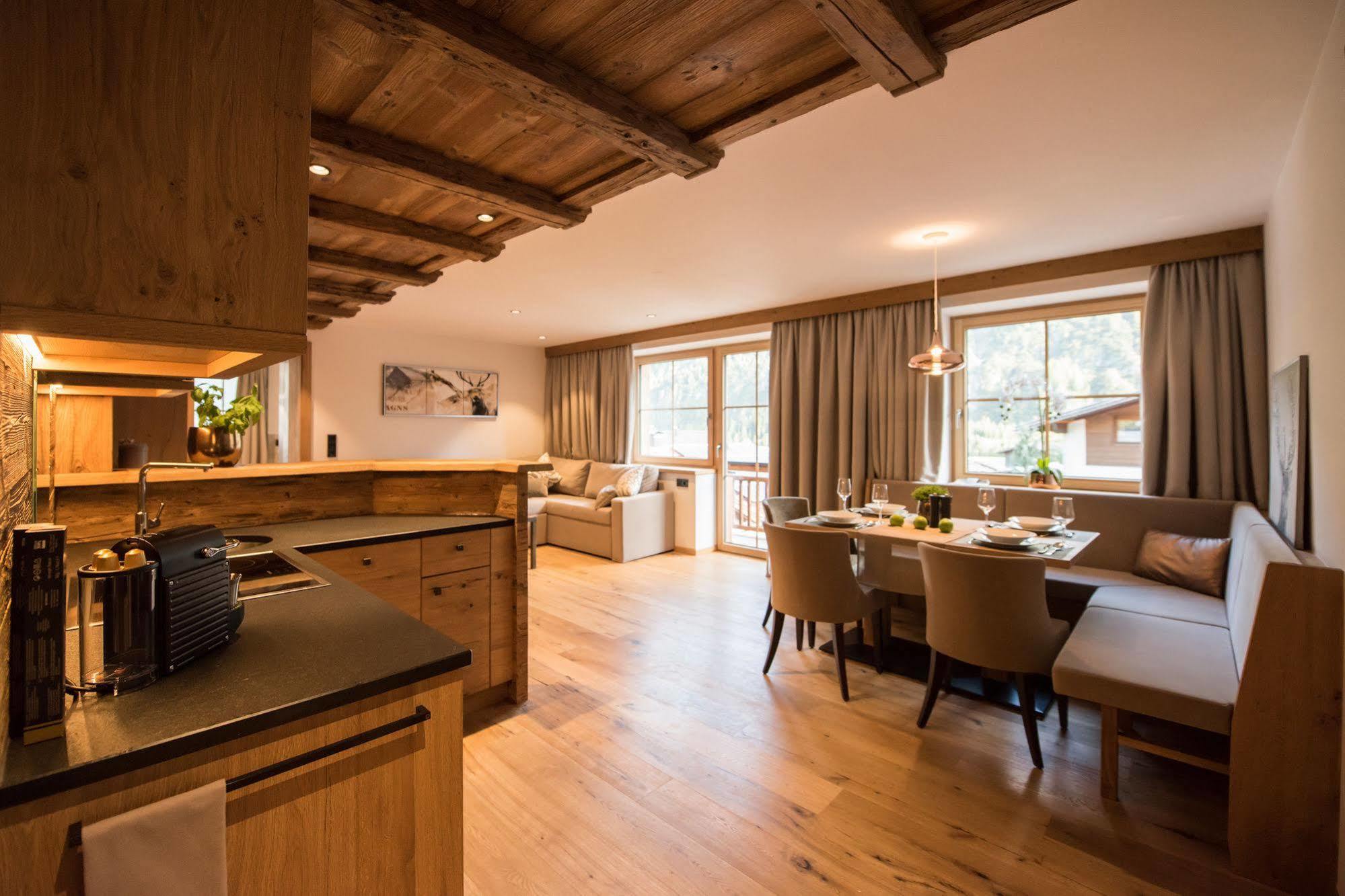 Pepi's Suites - Lechtal Apartments Holzgau Buitenkant foto